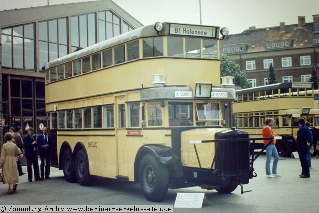 Museumswagen Berliner Verkehrsgeschichte: Die einst so stolze Fahrzeugsammlung der Berliner Verkehrsbetriebe (BVG) prsentiert sich noch 1983 zusammenhngend auf dem Betriebshof Britz (Gradestrasse)